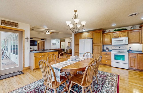 Sevierville Cabina | Lakefront family home with dock, free attract tickets, Private Boat Ramp
