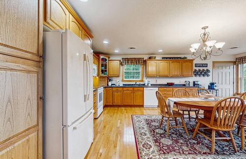 Sevierville Cabina | Lakefront family home with dock, free attract tickets, Private Boat Ramp