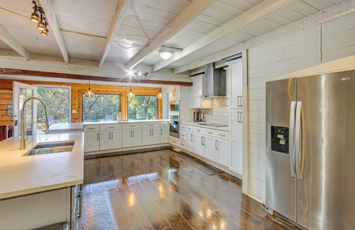 Streetman Casa | Lakefront Family Home w/ Pool in Streetman!