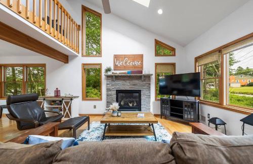 Gouldsboro Casa | Lakefront Family Home With Private Fishing Dock and Kayaks In Big Bass Lake