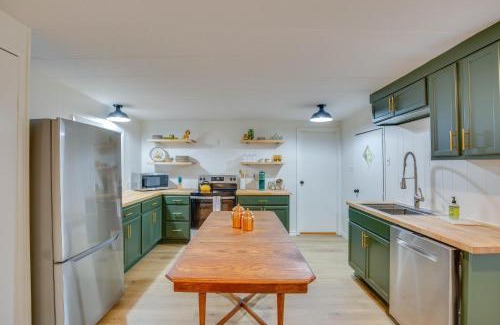 Berryville Casa | Lakefront Frankston Cabin with Dock and Fire Pit!