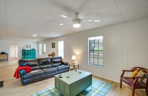 Berryville Casa | Lakefront Frankston Cabin with Dock and Fire Pit!