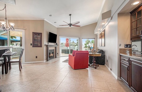 Discovery Bay Casa | Lakefront Gem Boat Rental Sleeps 8 people