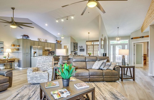 Cross Hill Casa | Lakefront Gem: Hot Tub, Boat Launch Near Greenwood