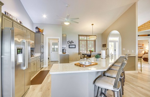 Cross Hill Casa | Lakefront Gem: Hot Tub, Boat Launch Near Greenwood