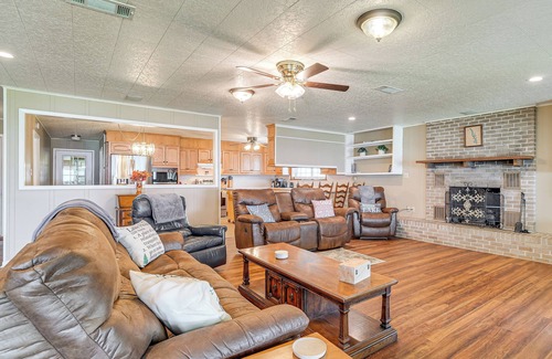 Negreet Casa | Lakefront Gem w/Boat Dock & Fishing Pier in Many