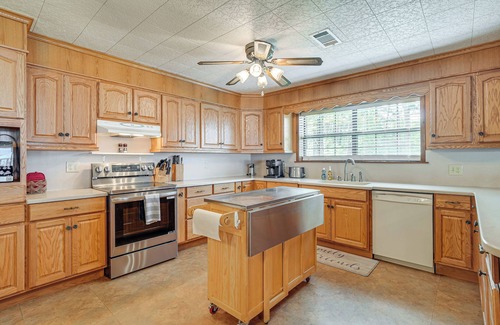 Negreet Casa | Lakefront Gem w/Boat Dock & Fishing Pier in Many