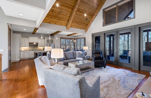 Seneca Casa | Lakefront Getaway~Dock~Fire Pit~Kayak & Games!