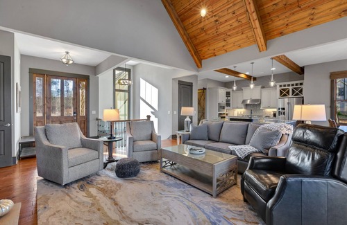 Seneca Casa | Lakefront Getaway~Dock~Fire Pit~Kayak & Games!