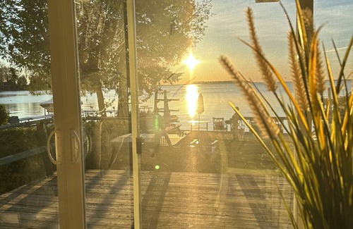 Alcona Cabaña | Lakefront Getaway! Relax & Unwind Perfect getaway 1 hour from Toronto
