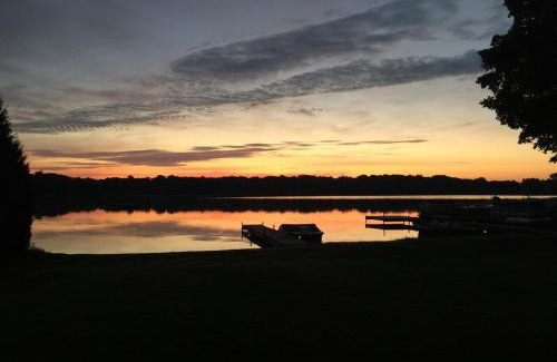 Howe Casa | Lakefront Girls getaway Romantic Retreat low fees