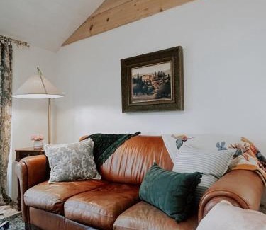Howe Casa | Lakefront Girls getaway Romantic Retreat low fees
