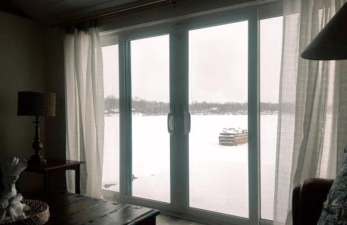 Howe Casa | Lakefront Girls getaway Romantic Retreat low fees