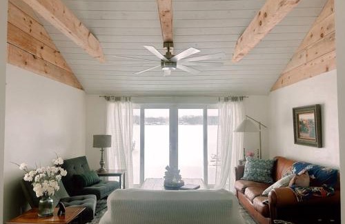 Howe Casa | Lakefront Girls getaway Romantic Retreat low fees