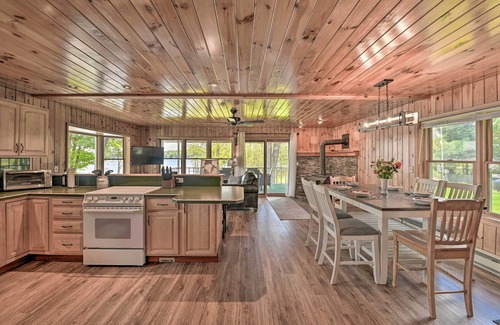 Gloversville Casa | Lakefront Gloversville Home w/ Beach + Dock!