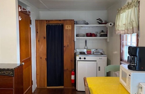 Northwood Cabaña | Lakefront Green Cottage
