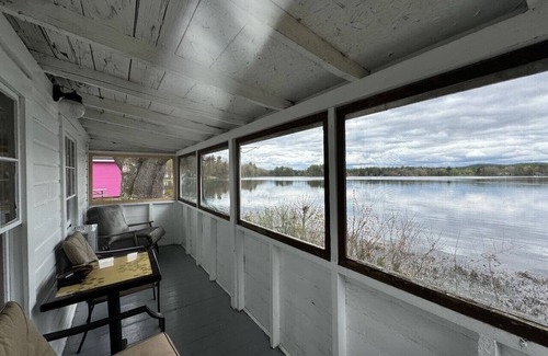 Northwood Cabaña | Lakefront Green Cottage