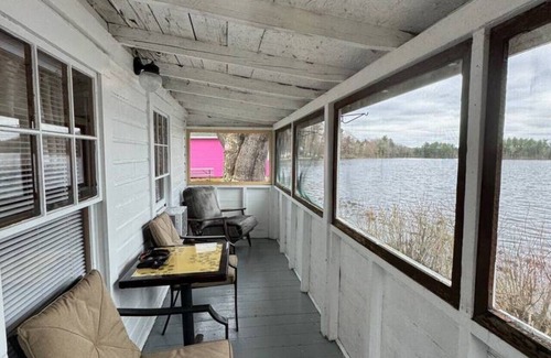 Northwood Cabaña | Lakefront Green Cottage