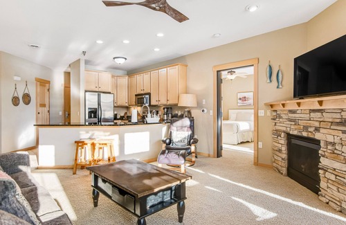 Three Lakes Condominio | Lakefront, ground floor condo with indoor pool - fireplace, patio & washer/dryer
