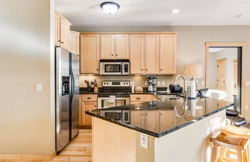 Three Lakes Condominio | Lakefront, ground floor condo with indoor pool - fireplace, patio & washer/dryer