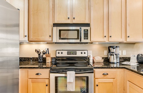 Three Lakes Condominio | Lakefront, ground floor condo with indoor pool - fireplace, patio & washer/dryer