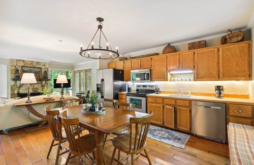Pine Mountain Valley Cabina | Lakefront Hamilton Cabin w/ Dock & Fire Pit!