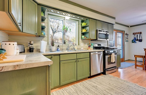 Hartland Cabaña | Lakefront Hartland Cottage w/ Patio & Fire Pits!