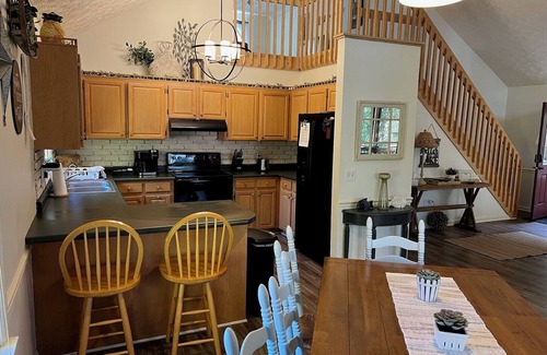 Westminster Casa | LAKEFRONT HARTWELL! Good dogs welcome! Covered dock, fire pit, kayaks!