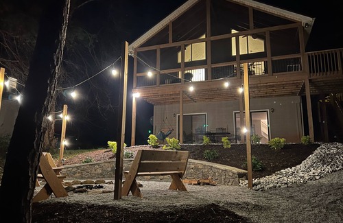 Westminster Casa | LAKEFRONT HARTWELL! Good dogs welcome! Covered dock, fire pit, kayaks!