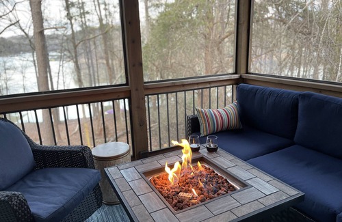 Westminster Casa | LAKEFRONT HARTWELL! Good dogs welcome! Covered dock, fire pit, kayaks!