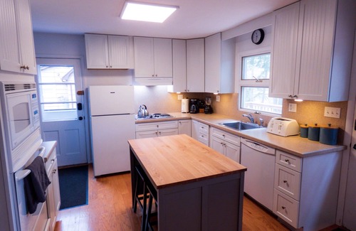 Monticello Casa | Lakefront Haven Cottage
