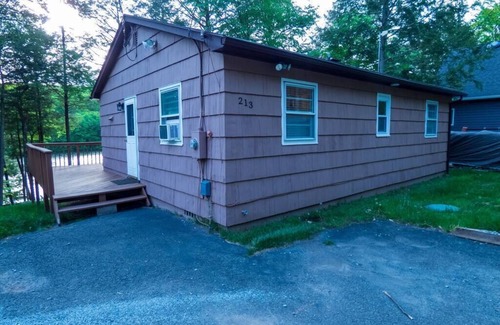 Monticello Casa | Lakefront Haven Cottage