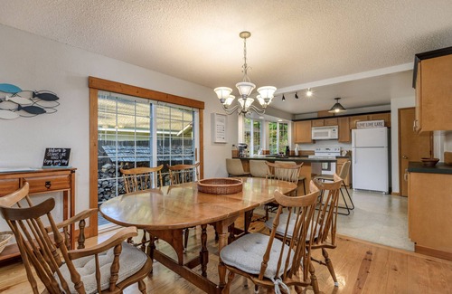 Allyn Casa | Lakefront Haven: Lakeland Village Golf!