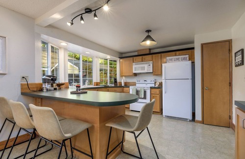 Allyn Casa | Lakefront Haven: Lakeland Village Golf!