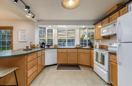 Allyn Casa | Lakefront Haven: Lakeland Village Golf!