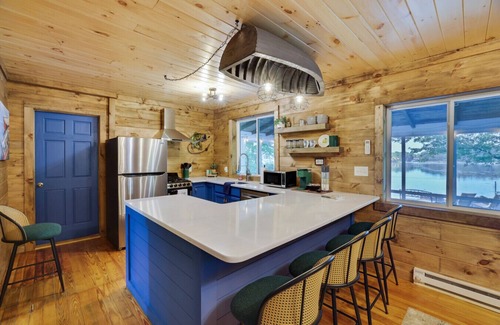 Saylorsburg Apartamento | Lakefront Haven: Modern Cottage