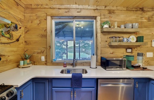 Saylorsburg Apartamento | Lakefront Haven: Modern Cottage