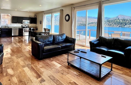 Chelan Casa | Hermosos pasos de casa frente al mar desde el lago Chelan, bañera de hidromasaje, patio cubierto de hierba plana