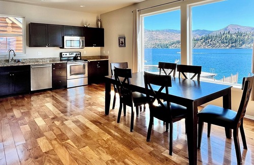 Chelan Casa | Hermosos pasos de casa frente al mar desde el lago Chelan, bañera de hidromasaje, patio cubierto de hierba plana