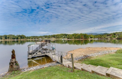 Hayesville Casa | Lakefront Hayesville Retreat with Private Swim Dock
