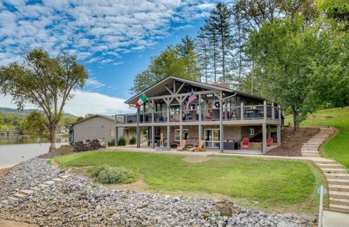 Hayesville Casa | Lakefront Hayesville Retreat with Private Swim Dock