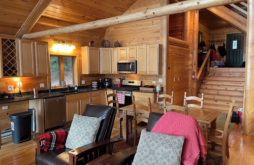 Lac du Flambeau Casa | Lakefront Hemlock house on 3 acres, 5-Bdrm retreat on private lake, near casino