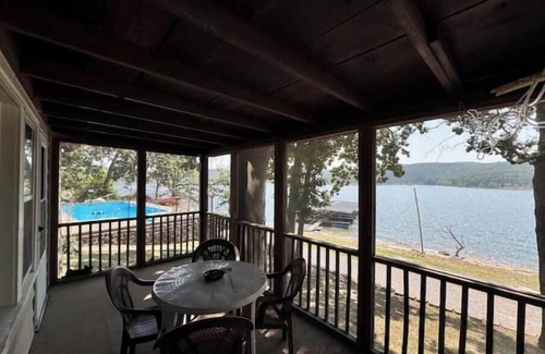 Boulder Point Cabina | Lakefront Hideaway w/Dock + Pool. Pet-Friendly!
