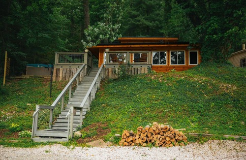 Martinsville Apartamento | Lakefront Hilltop Cabin Hot tub Firepit