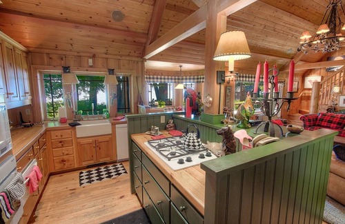 Homewood Cabina | Lakefront History 5 Bedroom Cabin by Redawning