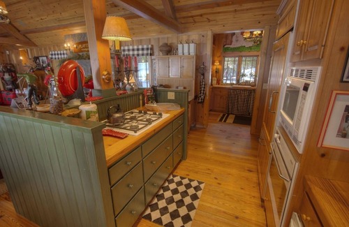 Homewood Cabina | Lakefront History 5 Bedroom Cabin by Redawning