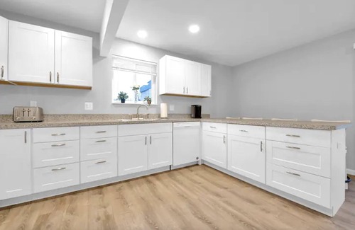 Waterford Casa | Amazing Cozy Lakefront Retreat on All-Sports Elizabeth Lake w/ private dock