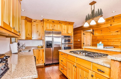 Manitowish Waters Condominio | Lakefront home with large deck, gas grill, wood fireplace, heated pool, firepit