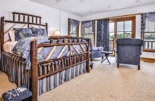 Manitowish Waters Condominio | Lakefront home with large deck, gas grill, wood fireplace, heated pool, firepit