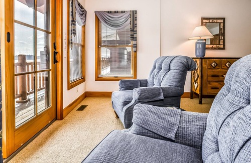 Manitowish Waters Condominio | Lakefront home with large deck, gas grill, wood fireplace, heated pool, firepit